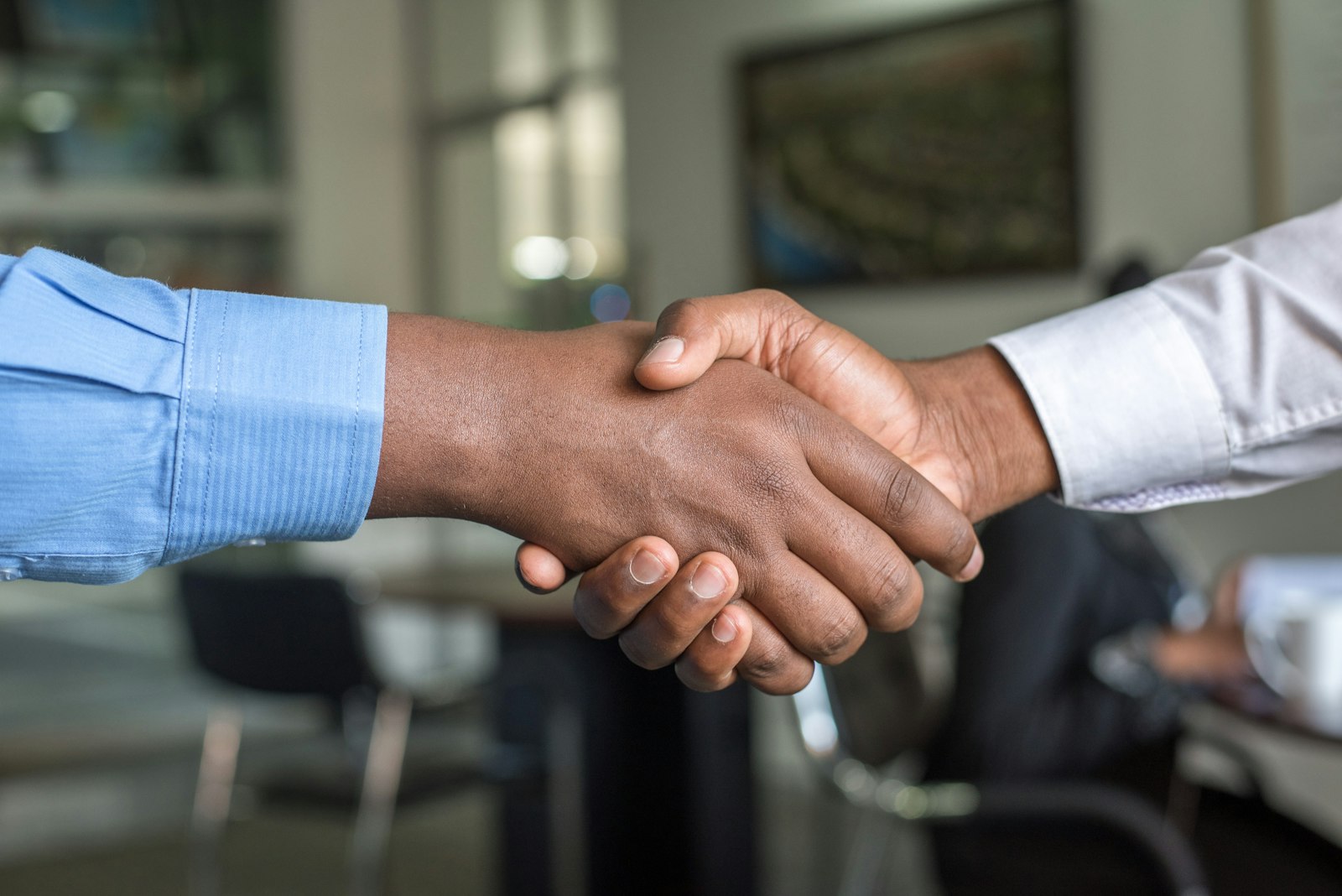 Un conseiller FINASSURE serre la main d'un client